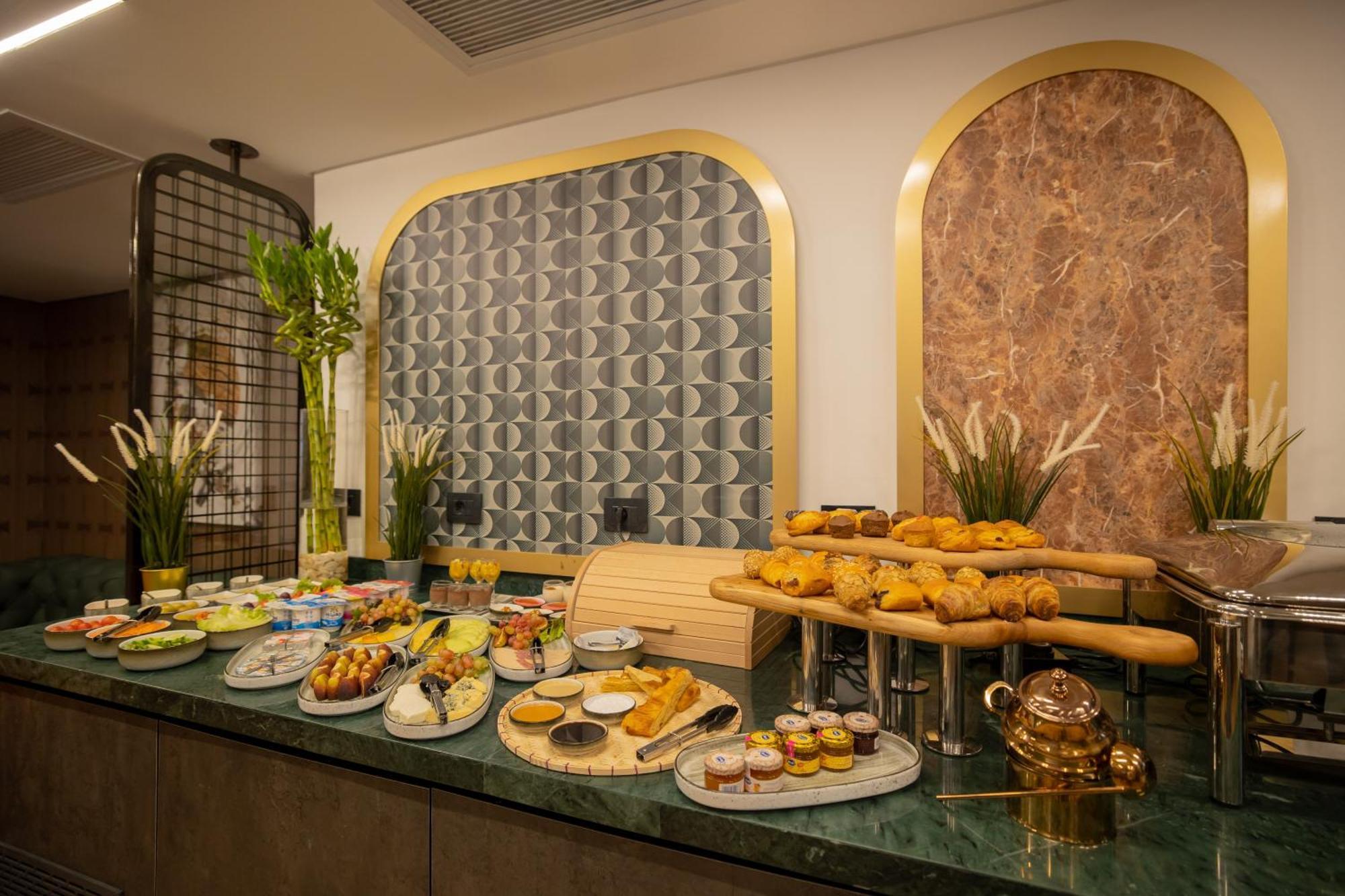 Premium Twin Room 24 or 7 Butler Lounge Access